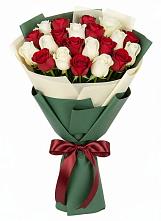 Букет Микс из красных и белых роз в Казгулаке