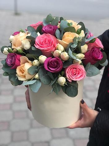 Цветочная композиция из Розы в шляпной коробке в Казгулаке