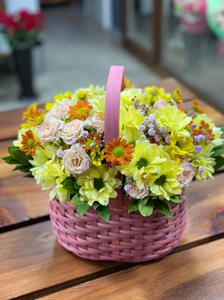 Цветочная композиция из Хризантемы и Розы в корзине в Казгулаке