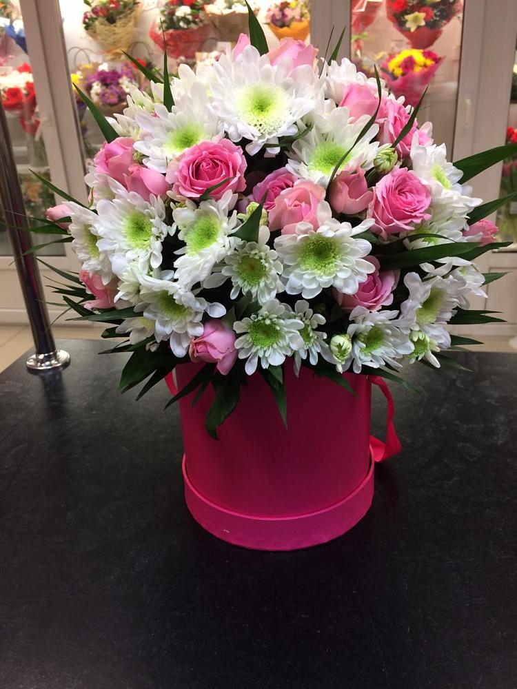 Цветочная композиция из Розы и Хризантемы в шляпной коробке в Казгулаке