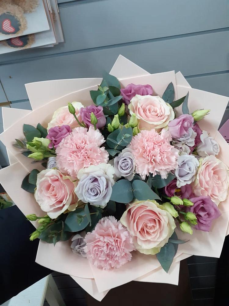 Букет цветов из: Розы, Гвоздики и Лизиантусы в Казгулаке